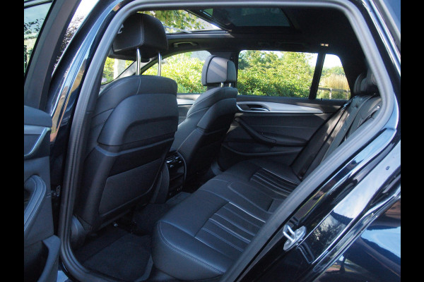 BMW 5 Serie Touring 530e Business Edition Plus | M-Pakket | Panoramadak | Trekhaak | Camera | Sfeerverlichting | NL-Auto |