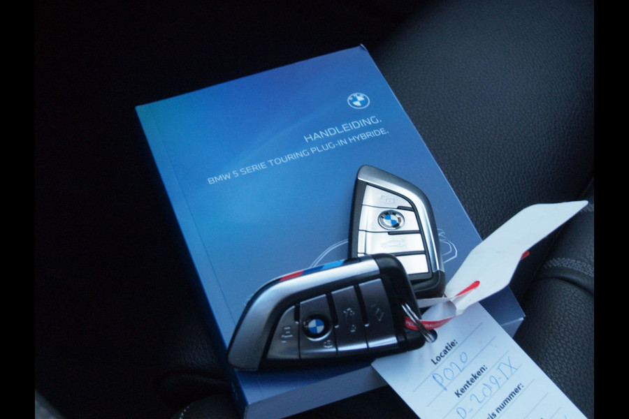 BMW 5 Serie Touring 530e Business Edition Plus | M-Pakket | Panoramadak | Trekhaak | Camera | Sfeerverlichting | NL-Auto |