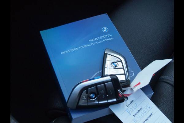BMW 5 Serie Touring 530e Business Edition Plus | M-Pakket | Panoramadak | Trekhaak | Camera | Sfeerverlichting | NL-Auto |