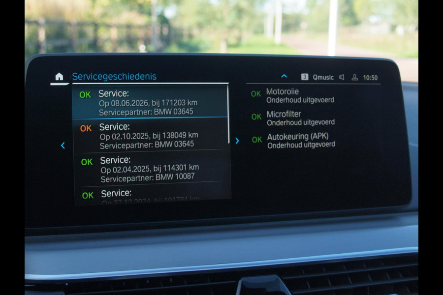 BMW 5 Serie Touring 530e Business Edition Plus | M-Pakket | Panoramadak | Trekhaak | Camera | Sfeerverlichting | NL-Auto |