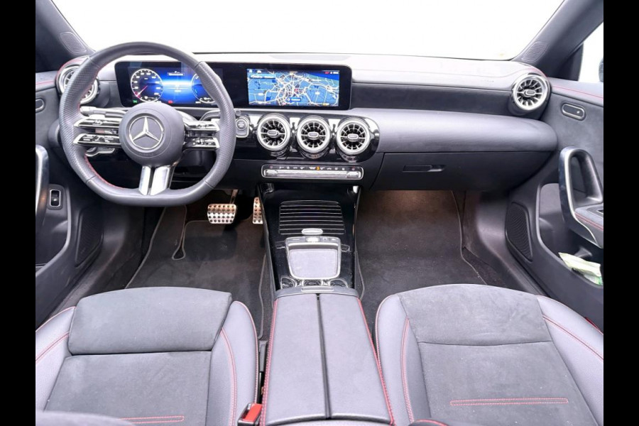 Mercedes-Benz CLA-Klasse 250 e Business Solution AMG Trekhaak | AMG Line | Night Pakket | Panorama Schuif-Kanteldak | Parkeerpakket met achteruitrijcamera | Sfeerverlichting. Inclusief 24 maanden MB Certified garantie voor Europa.