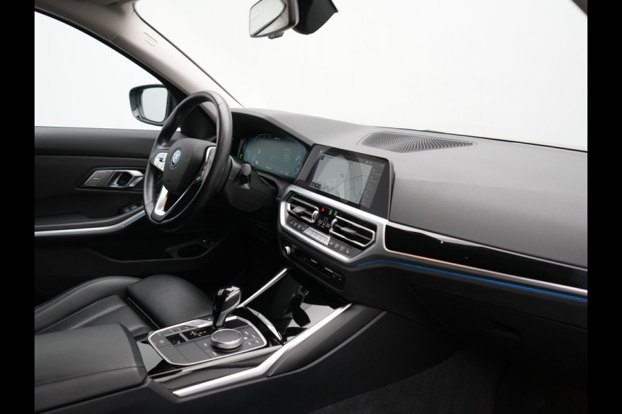 BMW 3 Serie Touring 330e Sportline PHEV 293pk Dealer O.H | Trekhaak Af Fabriek | Camera | Cruise Control | Lederen Sportstoelen Verwarmd | Apple Carplay | Virtual | Navigatie | Sfeerverlichting | DAB | 17"L.M |