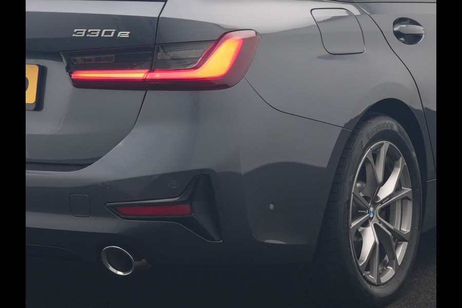 BMW 3 Serie Touring 330e Sportline PHEV 293pk Dealer O.H | Trekhaak Af Fabriek | Camera | Cruise Control | Lederen Sportstoelen Verwarmd | Apple Carplay | Virtual | Navigatie | Sfeerverlichting | DAB | 17"L.M |