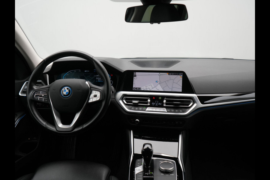 BMW 3 Serie Touring 330e Sportline PHEV 293pk Dealer O.H | Trekhaak Af Fabriek | Camera | Cruise Control | Lederen Sportstoelen Verwarmd | Apple Carplay | Virtual | Navigatie | Sfeerverlichting | DAB | 17"L.M |