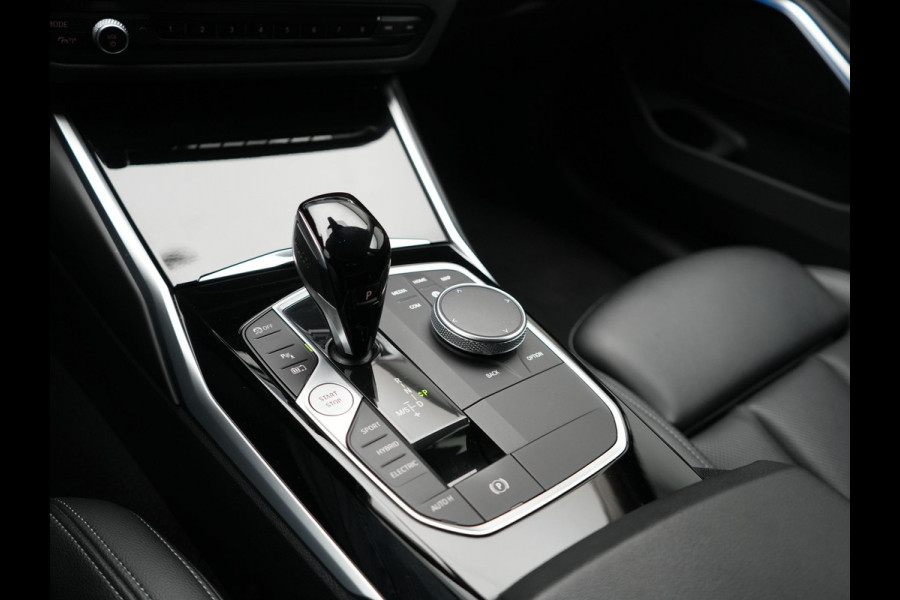 BMW 3 Serie Touring 330e Sportline PHEV 293pk Dealer O.H | Trekhaak Af Fabriek | Camera | Cruise Control | Lederen Sportstoelen Verwarmd | Apple Carplay | Virtual | Navigatie | Sfeerverlichting | DAB | 17"L.M |