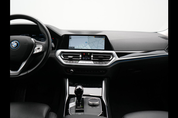 BMW 3 Serie Touring 330e Sportline PHEV 293pk Dealer O.H | Trekhaak Af Fabriek | Camera | Cruise Control | Lederen Sportstoelen Verwarmd | Apple Carplay | Virtual | Navigatie | Sfeerverlichting | DAB | 17"L.M |
