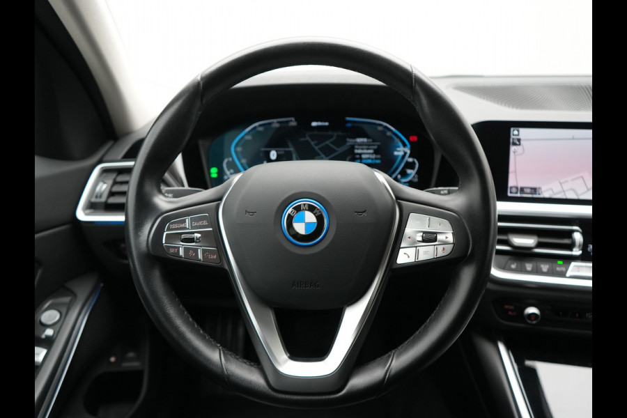 BMW 3 Serie Touring 330e Sportline PHEV 293pk Dealer O.H | Trekhaak Af Fabriek | Camera | Cruise Control | Lederen Sportstoelen Verwarmd | Apple Carplay | Virtual | Navigatie | Sfeerverlichting | DAB | 17"L.M |