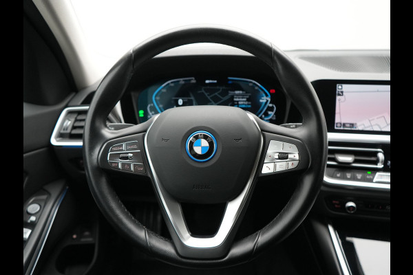 BMW 3 Serie Touring 330e Sportline PHEV 293pk Dealer O.H | Trekhaak Af Fabriek | Camera | Cruise Control | Lederen Sportstoelen Verwarmd | Apple Carplay | Virtual | Navigatie | Sfeerverlichting | DAB | 17"L.M |