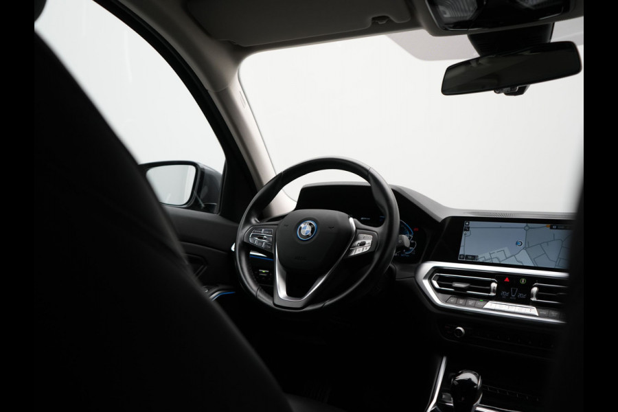 BMW 3 Serie Touring 330e Sportline PHEV 293pk Dealer O.H | Trekhaak Af Fabriek | Camera | Cruise Control | Lederen Sportstoelen Verwarmd | Apple Carplay | Virtual | Navigatie | Sfeerverlichting | DAB | 17"L.M |