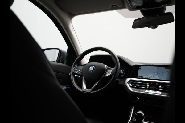BMW 3 Serie Touring 330e Sportline PHEV 293pk Dealer O.H | Trekhaak Af Fabriek | Camera | Cruise Control | Lederen Sportstoelen Verwarmd | Apple Carplay | Virtual | Navigatie | Sfeerverlichting | DAB | 17"L.M |