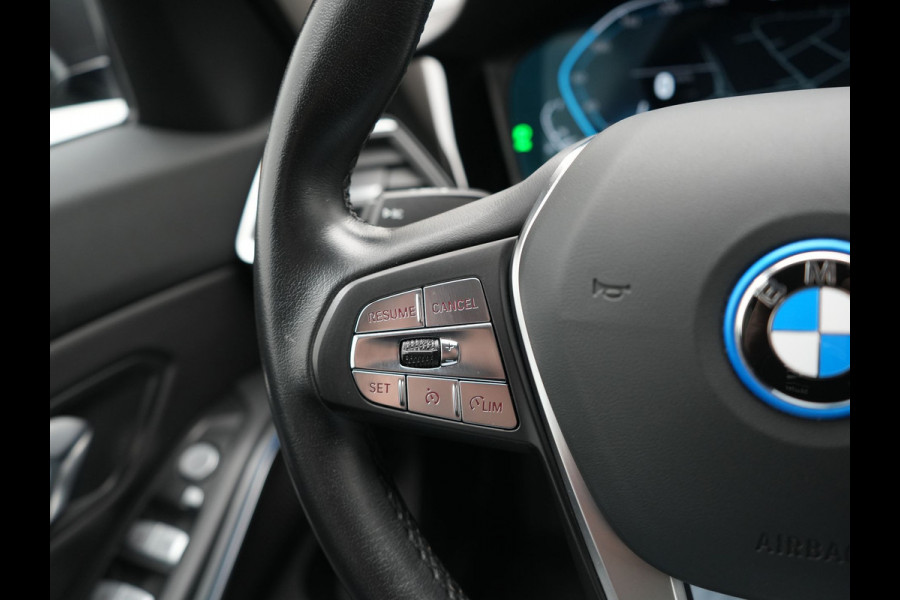 BMW 3 Serie Touring 330e Sportline PHEV 293pk Dealer O.H | Trekhaak Af Fabriek | Camera | Cruise Control | Lederen Sportstoelen Verwarmd | Apple Carplay | Virtual | Navigatie | Sfeerverlichting | DAB | 17"L.M |