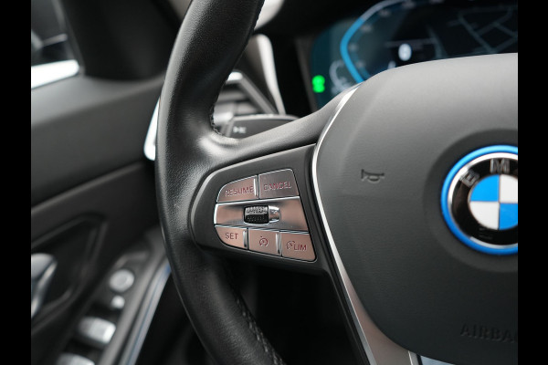 BMW 3 Serie Touring 330e Sportline PHEV 293pk Dealer O.H | Trekhaak Af Fabriek | Camera | Cruise Control | Lederen Sportstoelen Verwarmd | Apple Carplay | Virtual | Navigatie | Sfeerverlichting | DAB | 17"L.M |