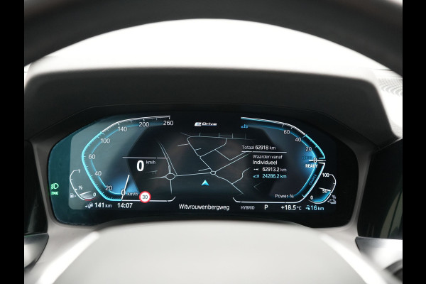 BMW 3 Serie Touring 330e Sportline PHEV 293pk Dealer O.H | Trekhaak Af Fabriek | Camera | Cruise Control | Lederen Sportstoelen Verwarmd | Apple Carplay | Virtual | Navigatie | Sfeerverlichting | DAB | 17"L.M |