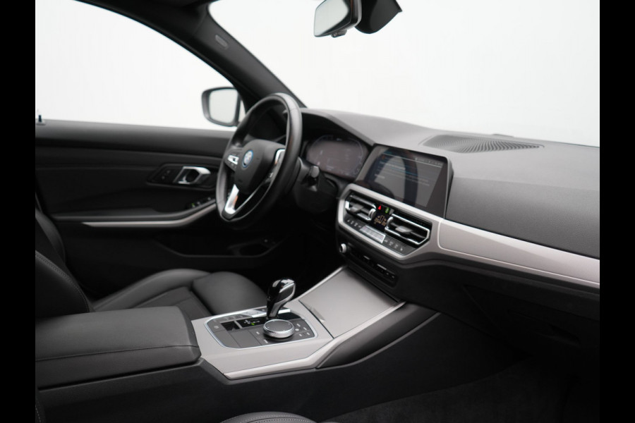 BMW 3 Serie Touring 330e Sportline PHEV 293pk | Trekhaak Af Fabriek | Adaptive Cruise | Head Up | 360 Camera | Lederen Sportstoelen Verwarmd | BLIS | Apple Carplay | Navigatie | DAB | Plug In Hybrid |