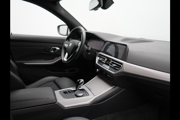 BMW 3 Serie Touring 330e Sportline PHEV 293pk | Trekhaak Af Fabriek | Adaptive Cruise | Head Up | 360 Camera | Lederen Sportstoelen Verwarmd | BLIS | Apple Carplay | Navigatie | DAB | Plug In Hybrid |