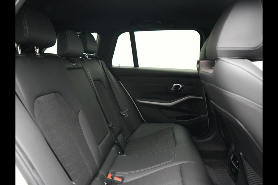BMW 3 Serie Touring 330e Sportline PHEV 293pk | Trekhaak Af Fabriek | Adaptive Cruise | Head Up | 360 Camera | Lederen Sportstoelen Verwarmd | BLIS | Apple Carplay | Navigatie | DAB | Plug In Hybrid |