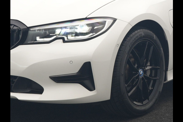 BMW 3 Serie Touring 330e Sportline PHEV 293pk | Trekhaak Af Fabriek | Adaptive Cruise | Head Up | 360 Camera | Lederen Sportstoelen Verwarmd | BLIS | Apple Carplay | Navigatie | DAB | Plug In Hybrid |