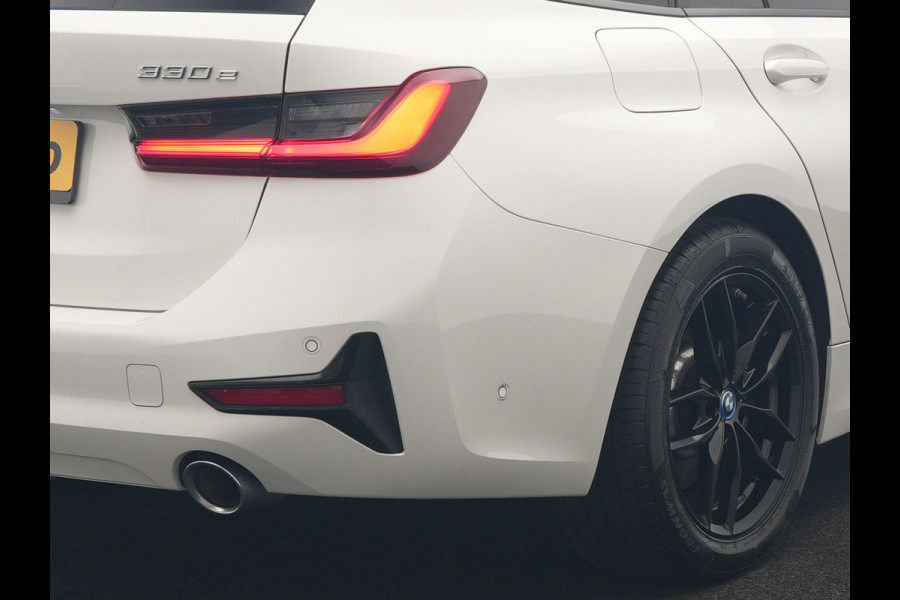 BMW 3 Serie Touring 330e Sportline PHEV 293pk | Trekhaak Af Fabriek | Adaptive Cruise | Head Up | 360 Camera | Lederen Sportstoelen Verwarmd | BLIS | Apple Carplay | Navigatie | DAB | Plug In Hybrid |