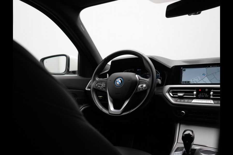 BMW 3 Serie Touring 330e Sportline PHEV 293pk | Trekhaak Af Fabriek | Adaptive Cruise | Head Up | 360 Camera | Lederen Sportstoelen Verwarmd | BLIS | Apple Carplay | Navigatie | DAB | Plug In Hybrid |