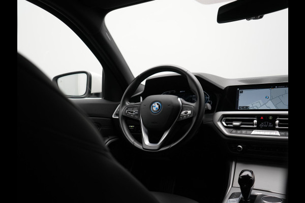 BMW 3 Serie Touring 330e Sportline PHEV 293pk | Trekhaak Af Fabriek | Adaptive Cruise | Head Up | 360 Camera | Lederen Sportstoelen Verwarmd | BLIS | Apple Carplay | Navigatie | DAB | Plug In Hybrid |