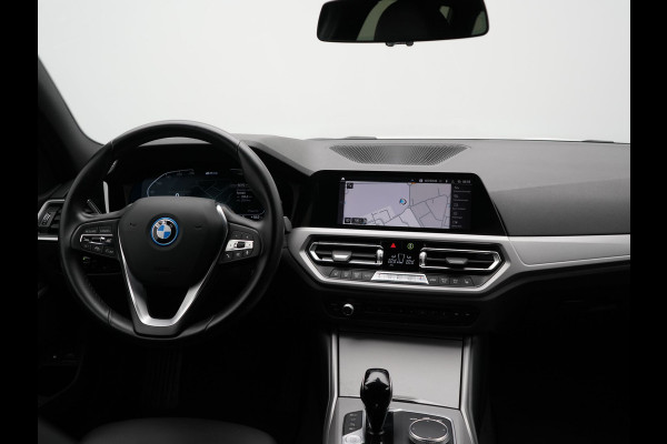 BMW 3 Serie Touring 330e Sportline PHEV 293pk | Trekhaak Af Fabriek | Adaptive Cruise | Head Up | 360 Camera | Lederen Sportstoelen Verwarmd | BLIS | Apple Carplay | Navigatie | DAB | Plug In Hybrid |