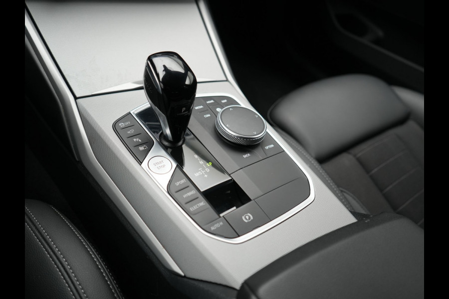 BMW 3 Serie Touring 330e Sportline PHEV 293pk | Trekhaak Af Fabriek | Adaptive Cruise | Head Up | 360 Camera | Lederen Sportstoelen Verwarmd | BLIS | Apple Carplay | Navigatie | DAB | Plug In Hybrid |