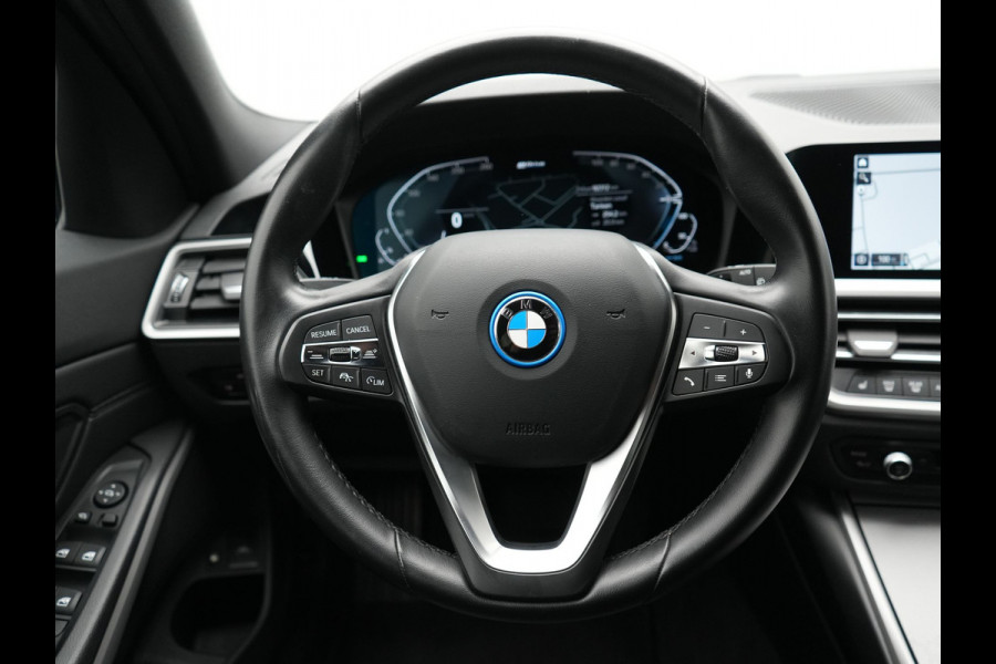 BMW 3 Serie Touring 330e Sportline PHEV 293pk | Trekhaak Af Fabriek | Adaptive Cruise | Head Up | 360 Camera | Lederen Sportstoelen Verwarmd | BLIS | Apple Carplay | Navigatie | DAB | Plug In Hybrid |