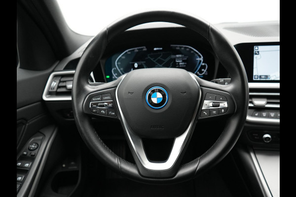 BMW 3 Serie Touring 330e Sportline PHEV 293pk | Trekhaak Af Fabriek | Adaptive Cruise | Head Up | 360 Camera | Lederen Sportstoelen Verwarmd | BLIS | Apple Carplay | Navigatie | DAB | Plug In Hybrid |