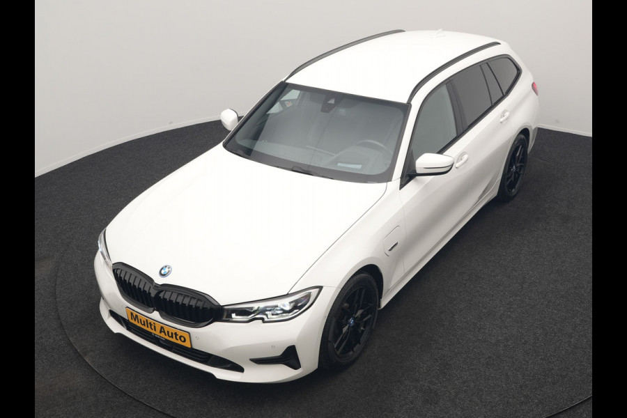 BMW 3 Serie Touring 330e Sportline PHEV 293pk | Trekhaak Af Fabriek | Adaptive Cruise | Head Up | 360 Camera | Lederen Sportstoelen Verwarmd | BLIS | Apple Carplay | Navigatie | DAB | Plug In Hybrid |
