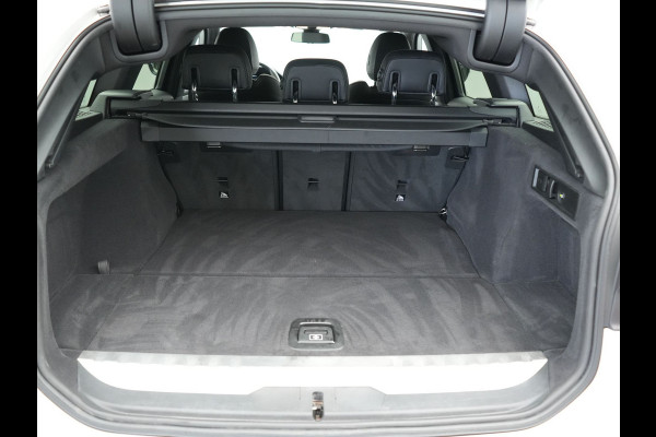 BMW 3 Serie Touring 330e Sportline PHEV 293pk | Trekhaak Af Fabriek | Adaptive Cruise | Head Up | 360 Camera | Lederen Sportstoelen Verwarmd | BLIS | Apple Carplay | Navigatie | DAB | Plug In Hybrid |