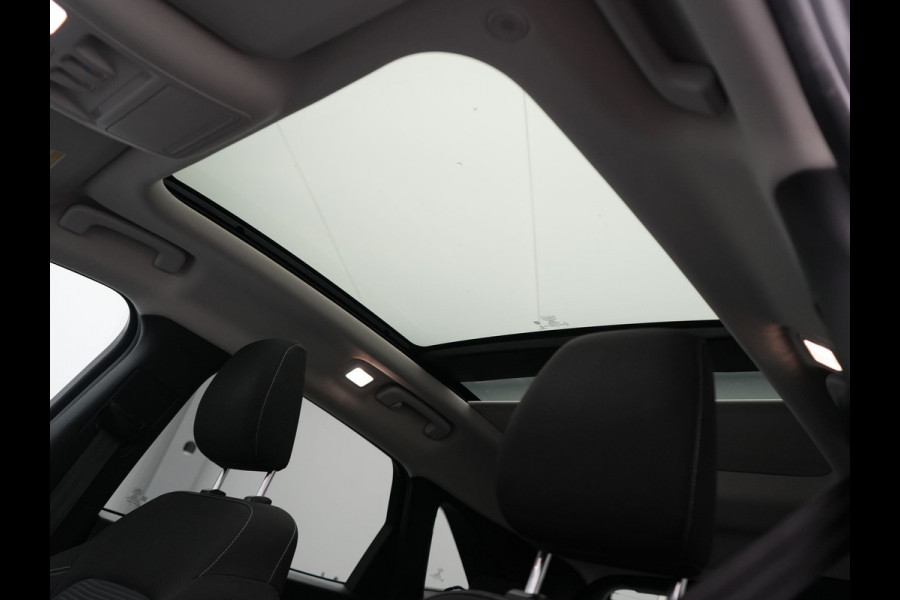 Ford Kuga 2.5 PHEV Titanium 225pk Dealer O.H. | Trekhaak Afn. | Panodak | Camera | Stoelen & Stuur Verwarmd | Apple Carplay | Keyless | Virtual | Cruise Control | Navigatie | DAB | Plug In Hybrid |