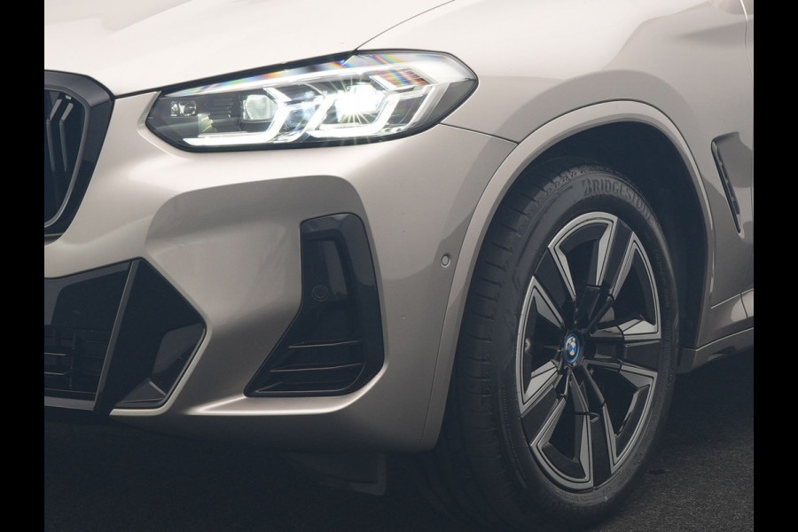 BMW iX3 M Sport 80 kWh 286pk Dealer O.H | Panodak | Adaptive Cruise | Camera | Lederen Sportstoelen Memory & Verwarmd | Sfeerverlichting | Blis | Apple Carplay | Navigatie | DAB | 19"L.M