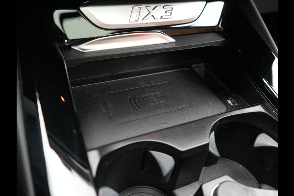 BMW iX3 M Sport 80 kWh 286pk Dealer O.H | Panodak | Adaptive Cruise | Camera | Lederen Sportstoelen Memory & Verwarmd | Sfeerverlichting | Blis | Apple Carplay | Navigatie | DAB | 19"L.M