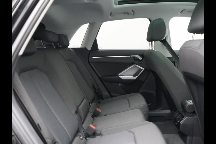 Audi Q3 45 TFSI e Advanced edition PHEV 245pk Dealer O.H | Panodak | 360 Camera | Blis | Voorstoelen Verwarmd | Sfeerverlichting | Cruise Control | DAB | Navigatie | Virtual | 17"L.M | Plug In Hybrid