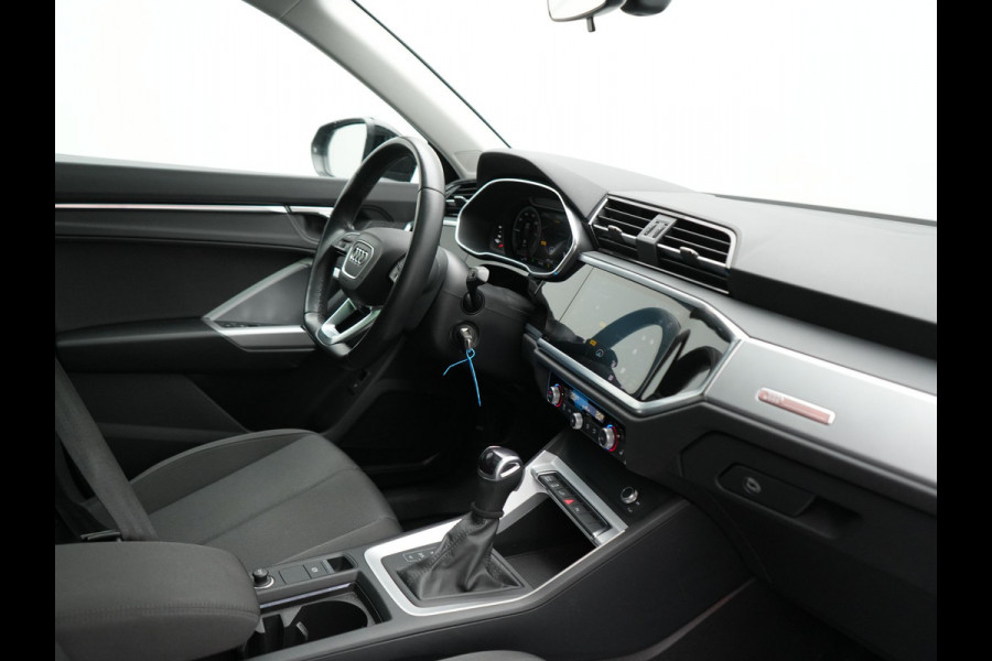 Audi Q3 45 TFSI e Advanced edition PHEV 245pk Dealer O.H | Panodak | 360 Camera | Blis | Voorstoelen Verwarmd | Sfeerverlichting | Cruise Control | DAB | Navigatie | Virtual | 17"L.M | Plug In Hybrid