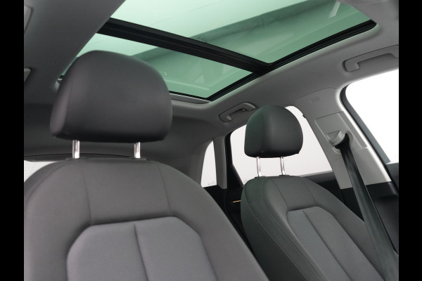 Audi Q3 45 TFSI e Advanced edition PHEV 245pk Dealer O.H | Panodak | 360 Camera | Blis | Voorstoelen Verwarmd | Sfeerverlichting | Cruise Control | DAB | Navigatie | Virtual | 17"L.M | Plug In Hybrid