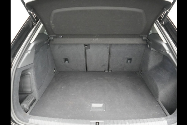 Audi Q3 45 TFSI e Advanced edition PHEV 245pk Dealer O.H | Panodak | 360 Camera | Blis | Voorstoelen Verwarmd | Sfeerverlichting | Cruise Control | DAB | Navigatie | Virtual | 17"L.M | Plug In Hybrid