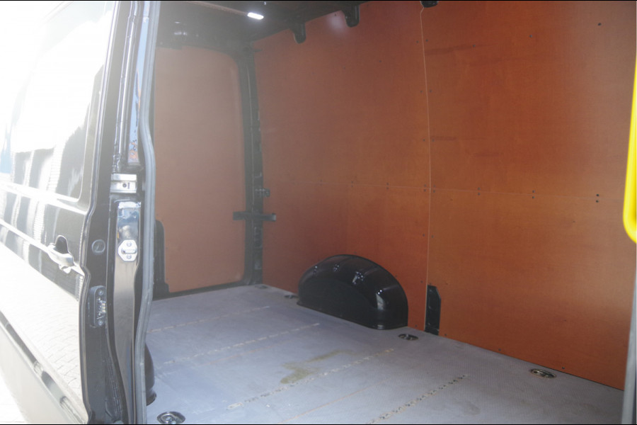Volkswagen Crafter 35 2.0 TDI L3H3(L2H2) Highline 177PK AUT. LED, TREKHAAK, STOELVERWARMING, CAMERA, NAVI, CRUISE, AIRCO, VOORRUIT VERWARMING