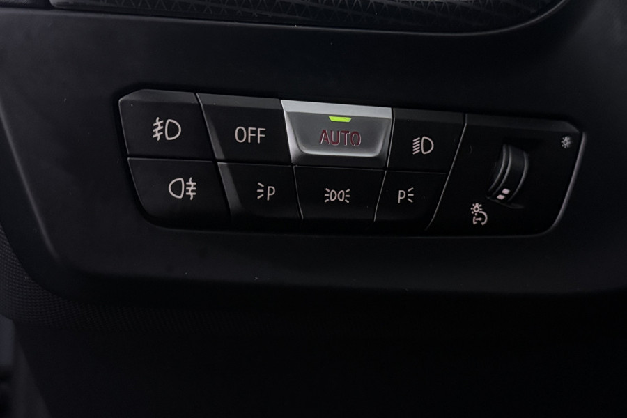 BMW 1-serie 118i Introduction Edition (PANORAMADAK, STOELVERWARMING, HK AUDIO, CAMERA, DEALER ONDERHOUDEN))
