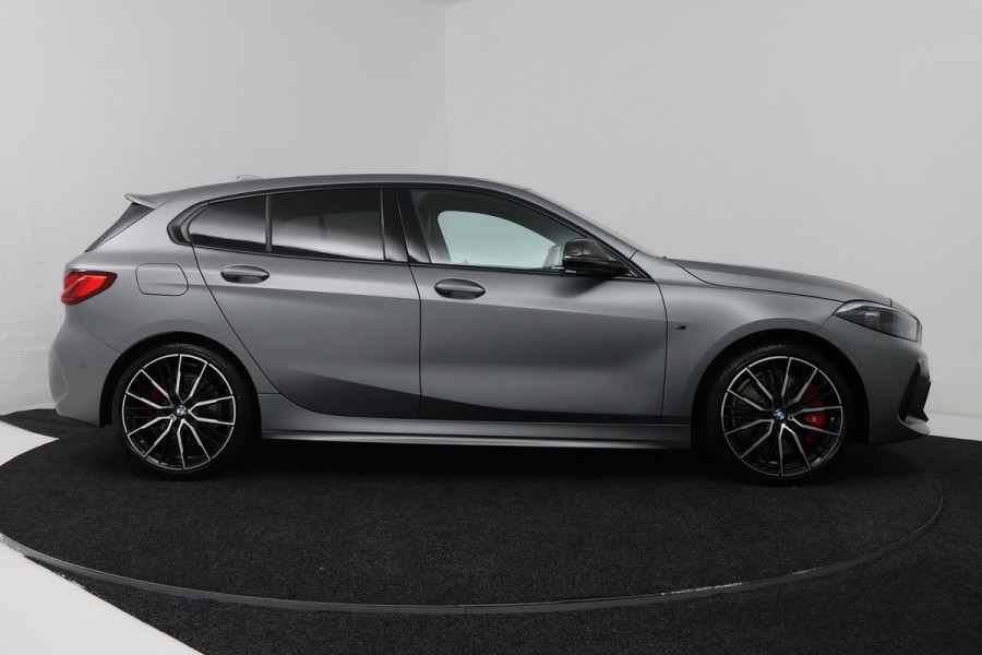 BMW 1-serie 118i Introduction Edition (PANORAMADAK, STOELVERWARMING, HK AUDIO, CAMERA, DEALER ONDERHOUDEN))