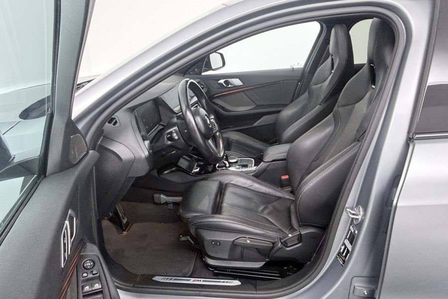 BMW 1-serie 118i Introduction Edition (PANORAMADAK, STOELVERWARMING, HK AUDIO, CAMERA, DEALER ONDERHOUDEN))