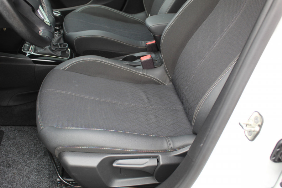 Opel Corsa 1.2 GS Line 100PK TURBO In nieuwstaat Opel Corsa ! Autm. airco, cruise cntrl, lane assist, panoramadak, verwarmde stoelen, LM wielen, camera, pdc v+a, navigatie by Apple Carplay/Android auto, metallic, LED verl. etc.