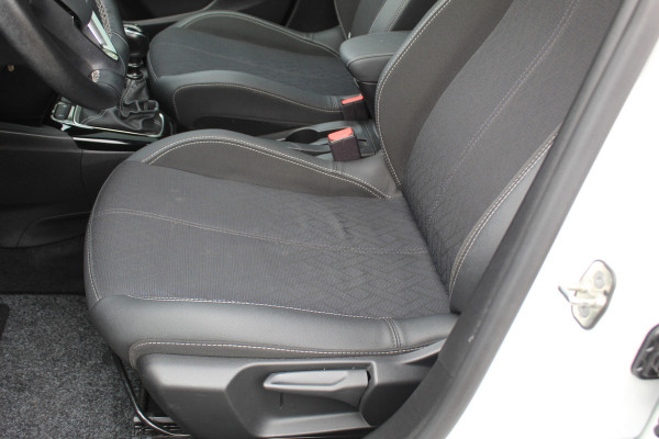 Opel Corsa 1.2 GS Line 100PK TURBO In nieuwstaat Opel Corsa ! Autm. airco, cruise cntrl, lane assist, panoramadak, verwarmde stoelen, LM wielen, camera, pdc v+a, navigatie by Apple Carplay/Android auto, metallic, LED verl. etc.