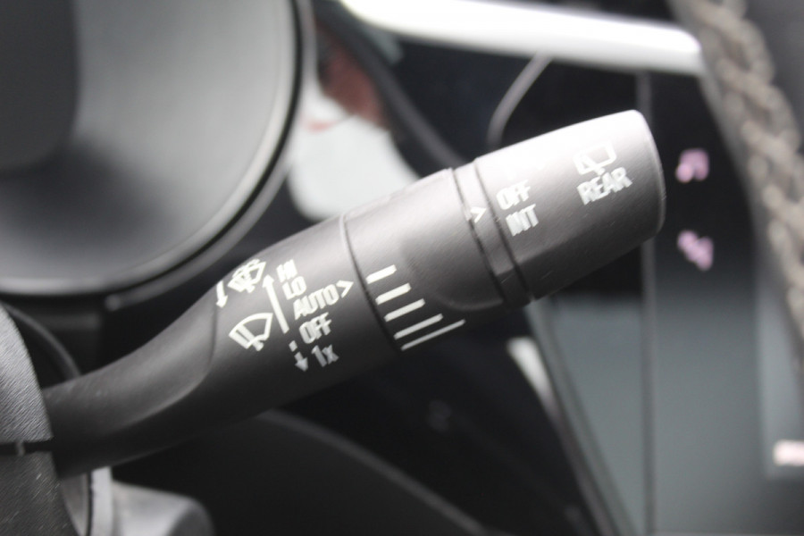 Opel Corsa 1.2 GS Line 100PK TURBO In nieuwstaat Opel Corsa ! Autm. airco, cruise cntrl, lane assist, panoramadak, verwarmde stoelen, LM wielen, camera, pdc v+a, navigatie by Apple Carplay/Android auto, metallic, LED verl. etc.