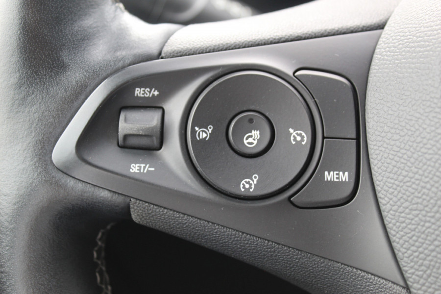 Opel Corsa 1.2 GS Line 100PK TURBO In nieuwstaat Opel Corsa ! Autm. airco, cruise cntrl, lane assist, panoramadak, verwarmde stoelen, LM wielen, camera, pdc v+a, navigatie by Apple Carplay/Android auto, metallic, LED verl. etc.