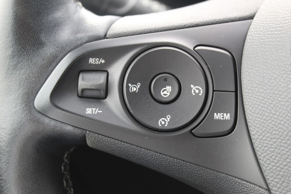 Opel Corsa 1.2 GS Line 100PK TURBO In nieuwstaat Opel Corsa ! Autm. airco, cruise cntrl, lane assist, panoramadak, verwarmde stoelen, LM wielen, camera, pdc v+a, navigatie by Apple Carplay/Android auto, metallic, LED verl. etc.
