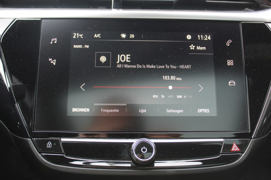 Opel Corsa 1.2 GS Line 100PK TURBO In nieuwstaat Opel Corsa ! Autm. airco, cruise cntrl, lane assist, panoramadak, verwarmde stoelen, LM wielen, camera, pdc v+a, navigatie by Apple Carplay/Android auto, metallic, LED verl. etc.