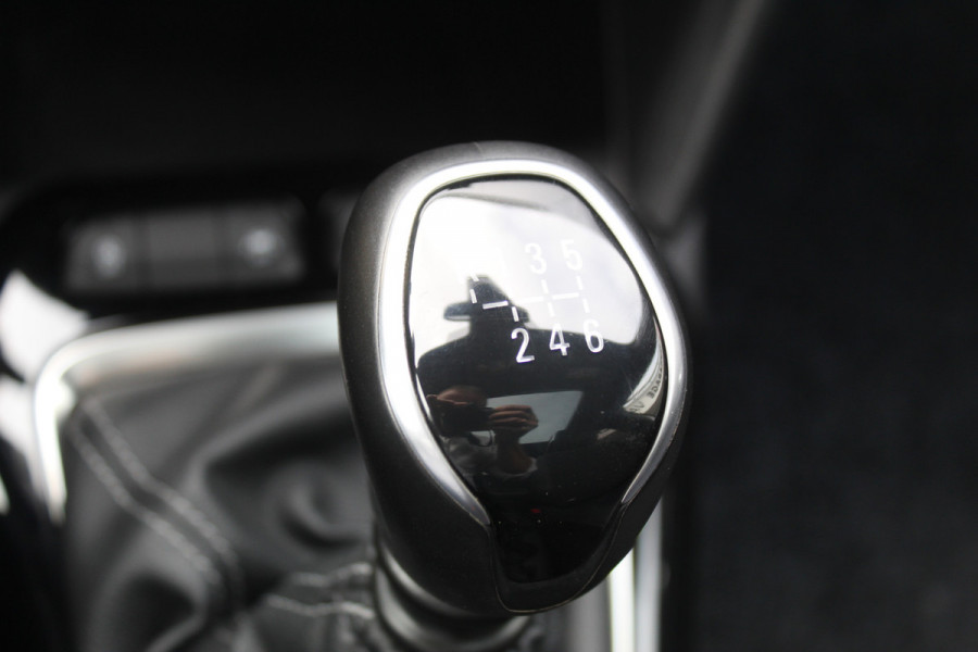 Opel Corsa 1.2 GS Line 100PK TURBO In nieuwstaat Opel Corsa ! Autm. airco, cruise cntrl, lane assist, panoramadak, verwarmde stoelen, LM wielen, camera, pdc v+a, navigatie by Apple Carplay/Android auto, metallic, LED verl. etc.