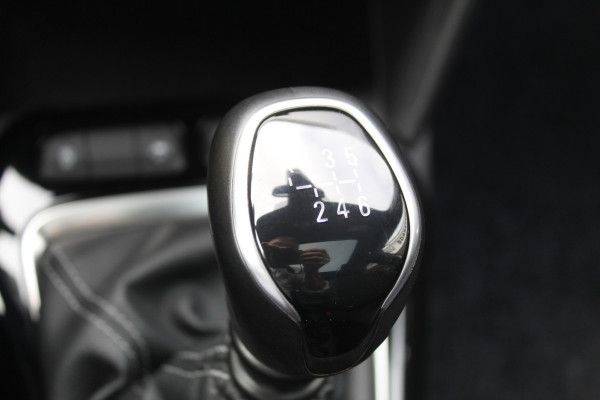 Opel Corsa 1.2 GS Line 100PK TURBO In nieuwstaat Opel Corsa ! Autm. airco, cruise cntrl, lane assist, panoramadak, verwarmde stoelen, LM wielen, camera, pdc v+a, navigatie by Apple Carplay/Android auto, metallic, LED verl. etc.