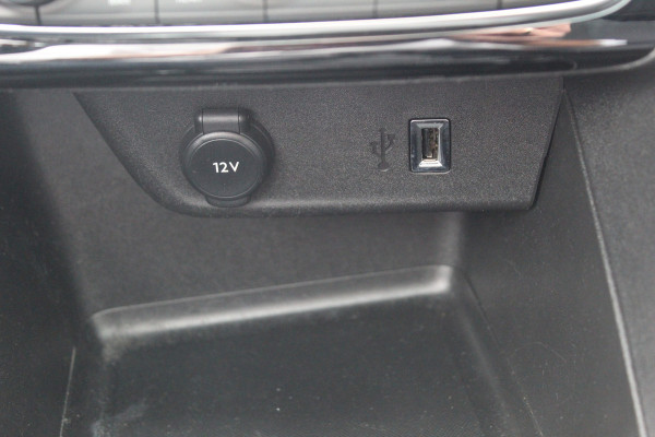 Opel Corsa 1.2 GS Line 100PK TURBO In nieuwstaat Opel Corsa ! Autm. airco, cruise cntrl, lane assist, panoramadak, verwarmde stoelen, LM wielen, camera, pdc v+a, navigatie by Apple Carplay/Android auto, metallic, LED verl. etc.